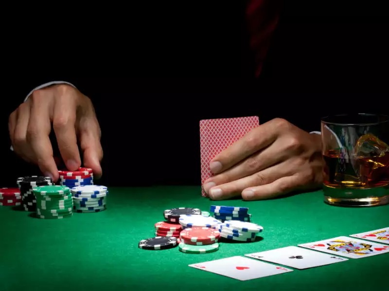 Playing at Online Live Casinos: The Pros and the Cons